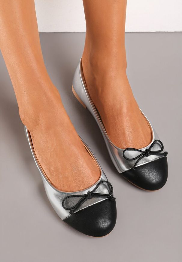 Born2be - Srebrne Płaskie Balerinki Zdobione Kokardką z Okrągłym Noskiem Magema. Nosek buta: okrągły. Kolor: srebrny. Wzór: aplikacja. Sezon: wiosna. Obcas: na płaskiej podeszwie. Styl: klasyczny