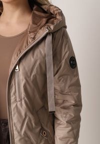 Born2be - Ciemnobeżowa Pikowana Kurtka Przejściowa Parka z Kapturem o Długim Kroju z Ozdobą Isaline. Okazja: na co dzień. Typ kołnierza: kaptur. Kolor: beżowy. Materiał: poliester, dresówka. Długość: długie. Wzór: aplikacja. Styl: casual, klasyczny #6