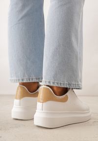 Renee - Biało-Beżowe Sneakersy na Niskiej Platformie w Klasycznym Stylu Lucid Dream. Zapięcie: sznurówki. Kolor: biały. Materiał: jeans. Obcas: na platformie #7