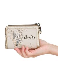 Portfel damski Anekke, z ozdobnym nadrukiem i metalowym logo zapinany na suwak wyposażony w przegrody na karty kieszeń na monety oraz miejsce na bank. Kolor: złoty. Wzór: nadruk #1