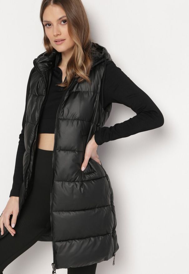 Born2be - Czarna Pikowana Kamizelka z Kapturem i Obustronnym Suwakiem Trilasa. Typ kołnierza: kaptur. Kolor: czarny. Styl: elegancki