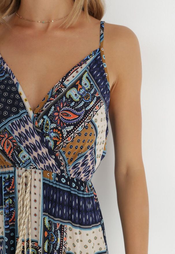 Born2be - Granatowa Sukienka Kopertowa z Wiskozy w Patchworkowy Wzór Hickey. Kolor: niebieski. Materiał: wiskoza. Długość rękawa: na ramiączkach. Wzór: aplikacja. Typ sukienki: kopertowe. Styl: boho. Długość: maxi