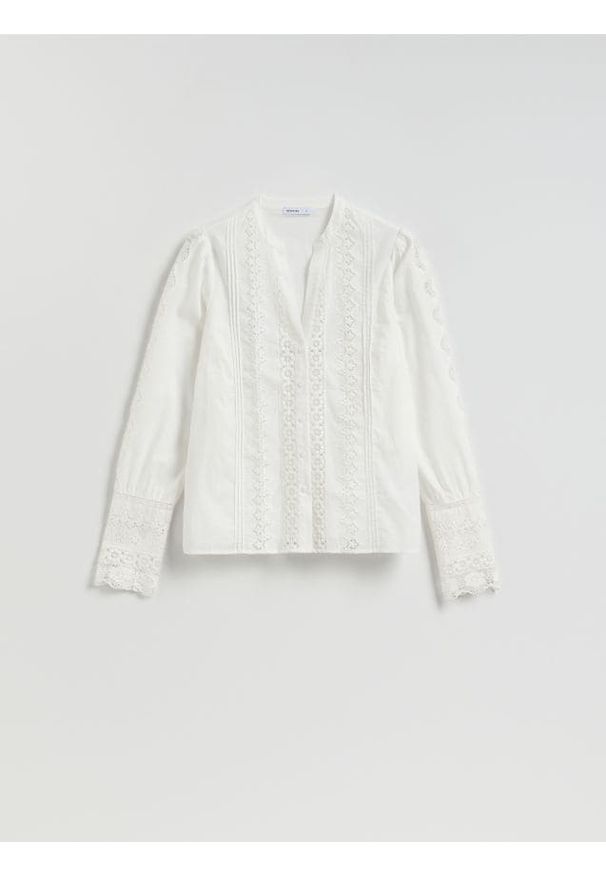 Reserved - Koszula z koronkowymi wstawkami - biały. Kolor: biały. Materiał: koronka. Styl: klasyczny