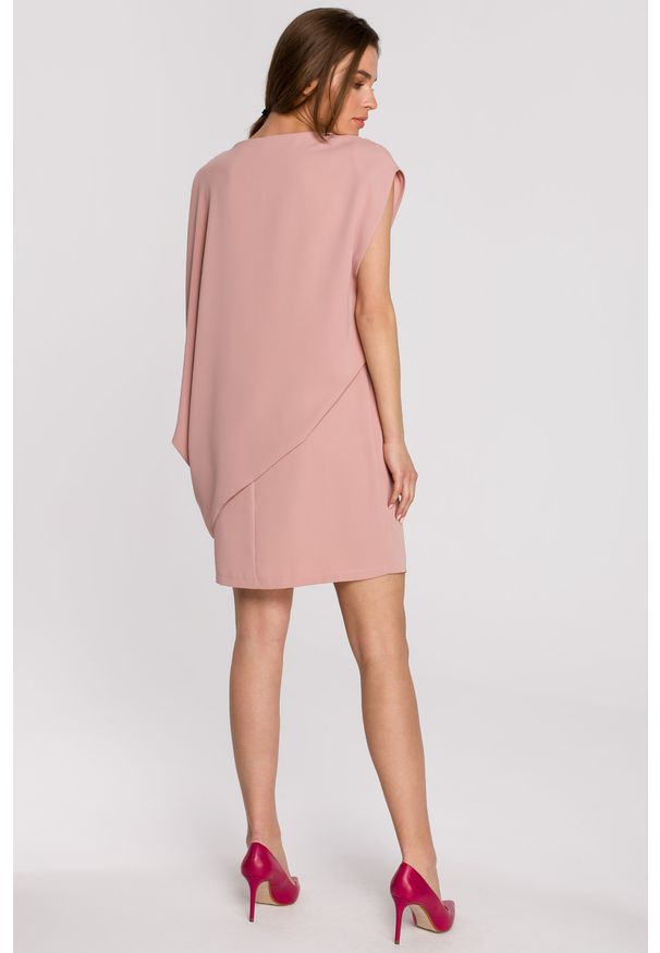 Sukienki.shop - Elegancka sukienka mini z asymetryczną falbaną drapowana różowa. Okazja: na ślub cywilny, na komunię, na wesele, na imprezę. Kolor: różowy. Typ sukienki: asymetryczne. Styl: elegancki. Długość: mini