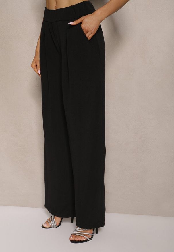 Renee - Czarny Komplet Spodnie o Szerokim Kroju i Asymetryczna Bluzka z Marszczeniem Nitara. Kolor: czarny