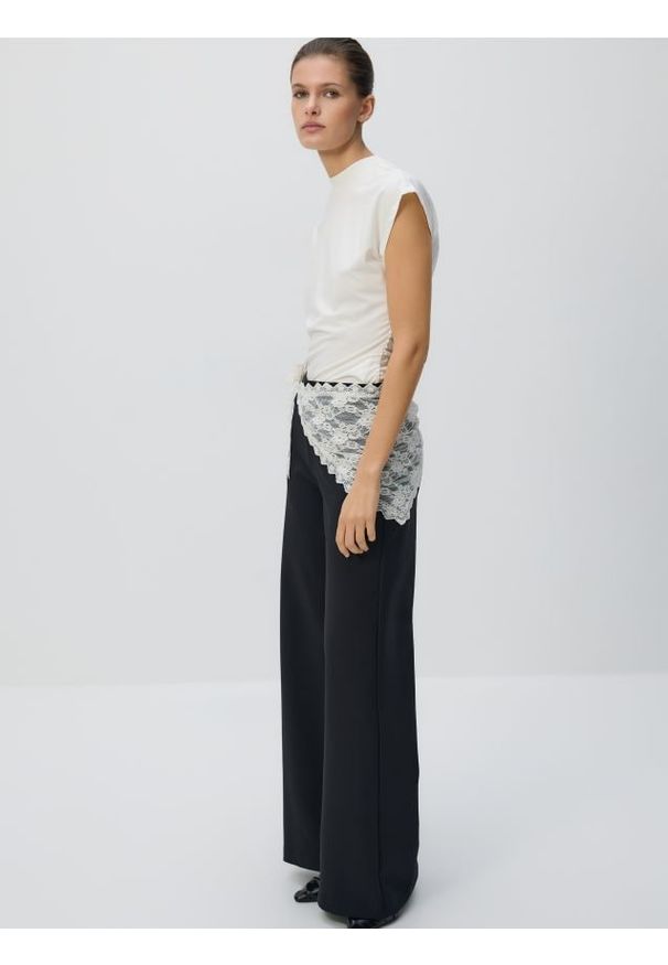 Reserved - Spodnie z koronkową chustą - czarny. Kolor: czarny. Materiał: koronka