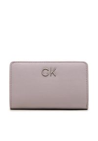 Calvin Klein Duży Portfel Damski Re-Lock Bifold French Wallet Pbl K60K610962 Fioletowy. Kolor: fioletowy. Materiał: skóra