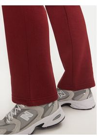 Gina Tricot Spodnie dresowe Basic 21183 Czerwony Relaxed Fit. Kolor: czerwony. Materiał: bawełna, syntetyk #3
