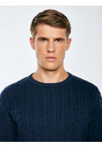 Big-Star - Sweter męski ze splotem warkoczowym granatowy Amaris 403. Kolor: niebieski. Materiał: bawełna, jeans, materiał, dzianina. Wzór: ze splotem. Styl: klasyczny, elegancki
