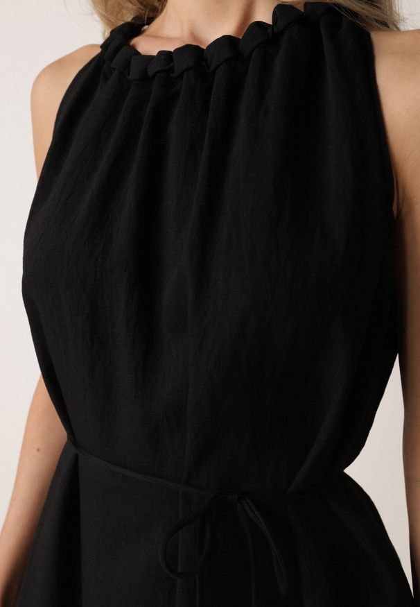 Born2be - Czarna Wiskozowa Sukienka Bez Rękawów z Warkoczowym Splotem przy Dekolcie Shirineli. Okazja: na co dzień. Kolekcja: plus size. Kolor: czarny. Materiał: wiskoza. Długość rękawa: bez rękawów. Wzór: ze splotem. Typ sukienki: dla puszystych, proste. Styl: boho, casual, klasyczny, elegancki