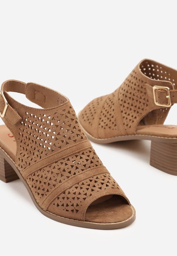Born2be - Ciemnobeżowe Sandały Botki na Słupku z Ażurową Cholewką i Noskiem Peep Toe Lanira. Okazja: na co dzień. Nosek buta: otwarty. Kolor: beżowy. Materiał: jeans. Wzór: ażurowy. Obcas: na słupku. Styl: elegancki, casual