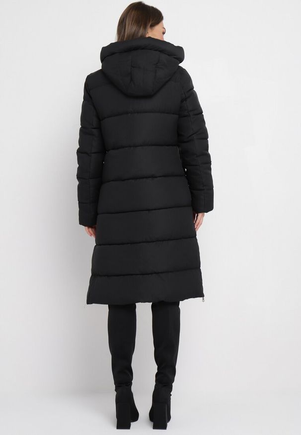 Born2be - Czarna Długa Kurtka Zapinana na Suwak i Napy z Kapturem Tasperia. Okazja: do pracy, na co dzień, na spotkanie biznesowe. Typ kołnierza: kaptur. Kolor: czarny. Materiał: jeans. Długość rękawa: długi rękaw. Długość: długie. Styl: elegancki, biznesowy, casual