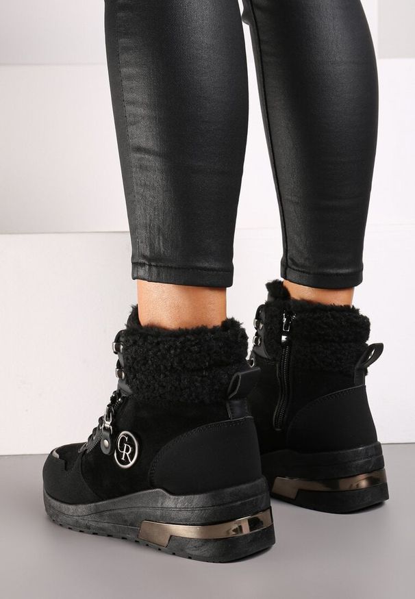 Born2be - Czarne Sneakersy na Koturnie z Wysoką Cholewką Aplikacją i Futerkiem Typu Baranek Sinirithe. Wysokość cholewki: przed kolano. Kolor: czarny. Materiał: futro. Szerokość cholewki: normalna. Wzór: aplikacja. Obcas: na koturnie