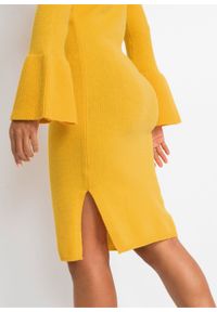 Sukienka dzianinowa bonprix żółty. Typ kołnierza: golf. Kolor: żółty. Materiał: poliester, wiskoza, poliamid, materiał, dzianina. Wzór: prążki. Typ sukienki: rozkloszowane #6