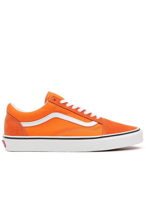Buty Vans Old Skool VN0A5KRFAVM1 - pomarańczowe. Okazja: na co dzień. Zapięcie: sznurówki. Kolor: pomarańczowy. Materiał: zamsz, materiał, guma. Szerokość cholewki: normalna. Model: Vans Old Skool