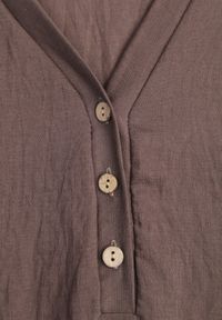 Born2be - Brązowa Wiskozowa Sukienka o Pudełkowym Kroju z Dekoltem V z Guzikami Berborin. Okazja: na co dzień, do pracy. Kolekcja: plus size. Kolor: brązowy. Materiał: wiskoza. Typ sukienki: proste, dla puszystych. Styl: casual, klasyczny #8