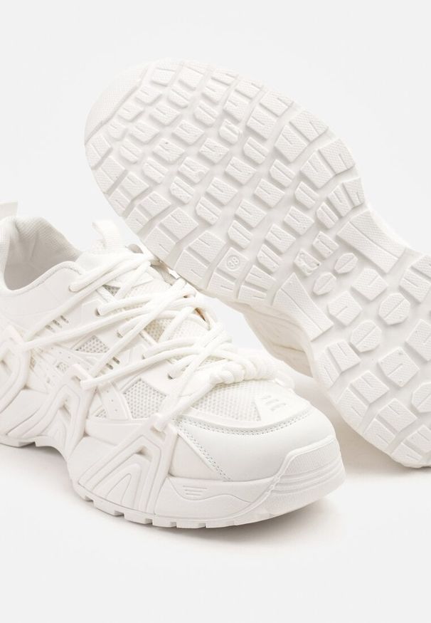 Renee - Białe Sneakersy Ozdobione Tłoczonym Wzorem Sanalitia. Okazja: na co dzień. Kolor: biały. Materiał: jeans, skóra. Wzór: aplikacja