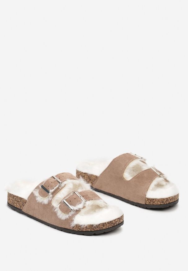Born2be - Ciemnobeżowe Płaskie Kapcie Ozdobione Klamrami Ciabelle. Zapięcie: klamry. Kolor: beżowy. Materiał: jeans. Wzór: aplikacja. Obcas: na obcasie. Styl: klasyczny, elegancki. Wysokość obcasa: niski