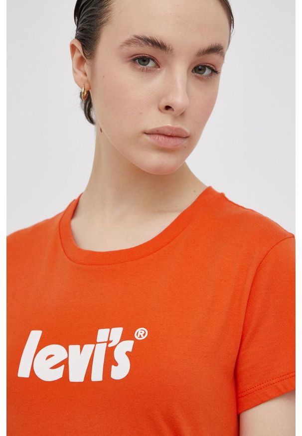Levi's® - Levi's T-shirt bawełniany kolor pomarańczowy. Okazja: na co dzień, na spotkanie biznesowe. Kolor: pomarańczowy. Materiał: bawełna. Wzór: aplikacja. Styl: biznesowy, casual