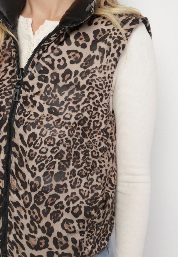 Born2be - Czarna Dwustronna Kamizelka Pikowana ze Ściągaczami Kiterta. Okazja: na co dzień. Kolor: czarny. Materiał: jeans. Wzór: nadruk, gładki, motyw zwierzęcy. Styl: elegancki, casual, klasyczny