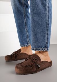 Renee - Ciemnobrązowe Klapki Ozdobione Kokardą i Frędzlami Felindrise. Okazja: na spacer. Kolor: brązowy. Wzór: aplikacja. Sezon: lato. Styl: elegancki, boho #5