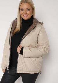 Born2be - Brązowa Kurtka Dwustronna z Odpinanym Kapturem Frolbia. Okazja: na co dzień. Kolor: brązowy. Materiał: jeans. Wzór: gładki. Styl: klasyczny, casual, elegancki #5