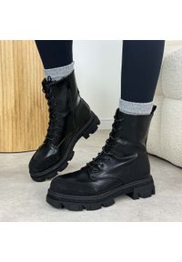 Czarne trapery damskie S.Barski 42-982. Okazja: na co dzień. Nosek buta: okrągły. Kolor: czarny. Materiał: skóra. Szerokość cholewki: normalna. Wzór: aplikacja. Sezon: zima, jesień, lato. Styl: casual, klasyczny #1