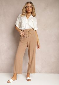 Renee - Beżowe Spodnie Regular w Prążki High Waist Sallamia. Okazja: na co dzień. Stan: podwyższony. Kolor: beżowy. Materiał: tkanina. Wzór: prążki. Styl: klasyczny, casual, elegancki