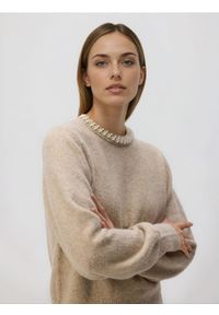 Reserved - Sweter z aplikacją - beżowy. Kolor: beżowy. Materiał: wełna, dzianina. Wzór: aplikacja
