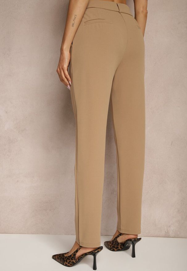 Renee - Ciemnobeżowe Spodnie z Wiskozą o Garniturowym Kroju High Waist Senaridra. Okazja: na co dzień. Stan: podwyższony. Kolor: beżowy. Materiał: wiskoza. Styl: klasyczny, casual, elegancki