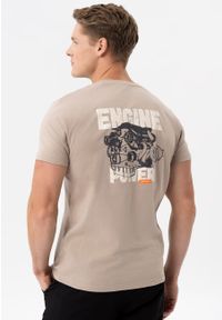 Volcano - T-shirt z nadrukiem na plecach T-ENGIN. Materiał: bawełna, materiał. Długość rękawa: krótki rękaw. Długość: krótkie. Wzór: nadruk. Sezon: lato. Styl: klasyczny #1