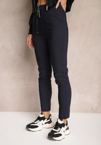 Renee - Granatowe Spodnie z Bawełną High Waist z Napisami oraz Gumką w Talii Rilaira. Okazja: do pracy, na spotkanie biznesowe. Stan: podwyższony. Kolor: niebieski. Materiał: bawełna. Wzór: napisy. Styl: elegancki, biznesowy #2
