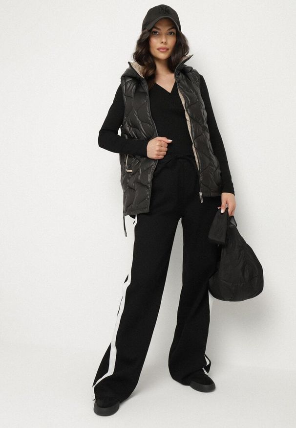 Born2be - Czarna Kamizelka Pikowana z Odpinanym Kapturem Vilzeki. Okazja: na co dzień. Kolor: czarny. Materiał: jeans. Styl: elegancki, casual, klasyczny