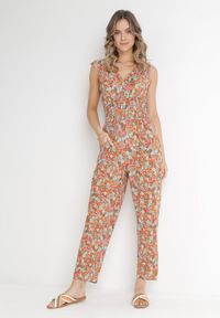 Born2be - Pomarańczowy Kombinezon z Gumkami w Pasie i Głębokim Dekoltem w Kwiatki Zaiyah. Okazja: na co dzień. Kolor: pomarańczowy. Materiał: tkanina. Długość rękawa: bez rękawów. Długość: długie. Wzór: kwiaty. Styl: casual #1