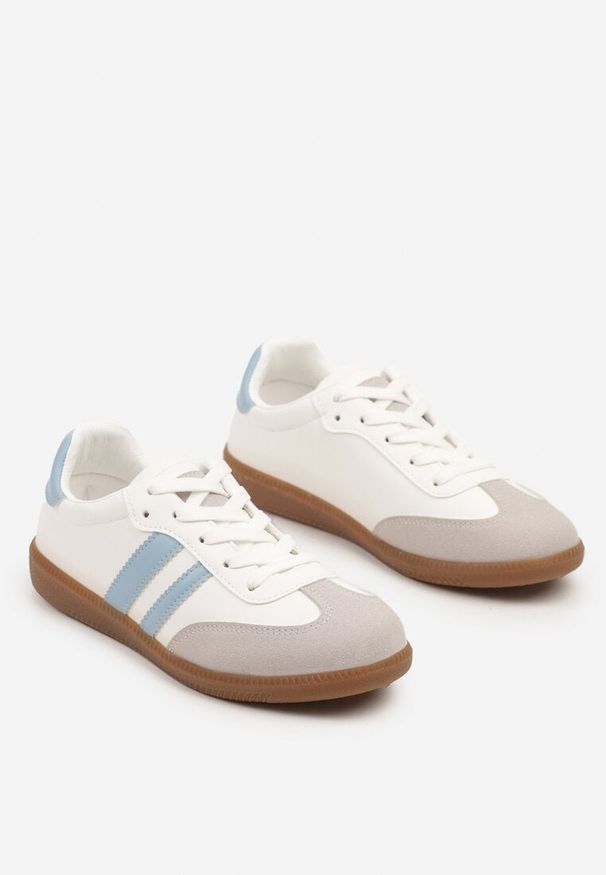 Born2be - Biało-Niebieskie Sneakersy w Typie Tenisówek Sportowych z Paskami na Boku Tenilsa. Okazja: na co dzień. Zapięcie: pasek. Kolor: biały. Sport: fitness