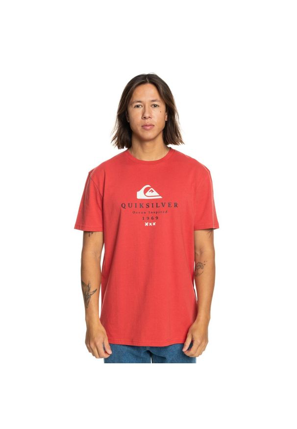 Quiksilver - Koszulka dla Mężczyzn FIRST FIRE Czerwony. Kolor: czerwony. Materiał: bawełna, materiał