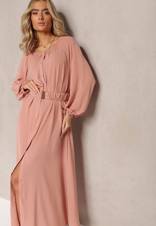 Renee - Ciemnoróżowa Sukienka Maxi o Swobodnym Kroju z Guzikami i Paskiem z Metaliczną Klamrą Ferian. Kolor: różowy. Materiał: materiał. Długość: maxi