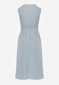 Renee - Jasnoniebieska Trapezowa Sukienka Midi bez Rękawów z Wiązanym Paskiem Ajana. Kolor: niebieski. Materiał: materiał. Długość rękawa: bez rękawów. Typ sukienki: trapezowe. Długość: midi #4