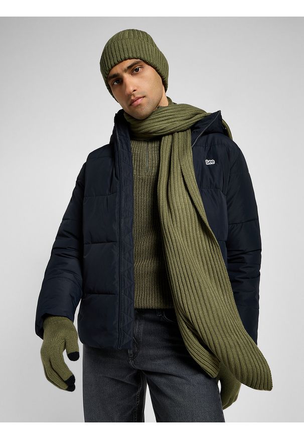 Lee - Męski zestaw zimowy LEE – czapka, szalik i rękawiczki zielone ( Green XMAS Pack 112358293). Kolor: zielony. Materiał: polar, materiał, akryl. Wzór: ze splotem. Sezon: zima. Styl: casual, elegancki