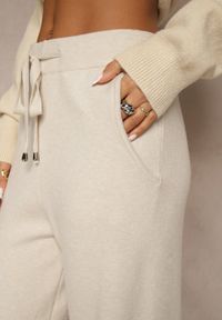 Renee - Jasnobeżowe Szerokie Spodnie Dzianinowe Ozdobione Sznurkami Meretusa. Okazja: do pracy, na co dzień, na spotkanie biznesowe. Stan: podwyższony. Kolor: beżowy. Materiał: dzianina. Wzór: aplikacja. Styl: casual, klasyczny, biznesowy #2