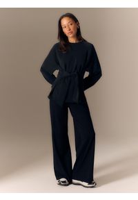 4f - 4F Bluza regular z wiązaniem i modalem damska - czarna XS. Okazja: na co dzień, do domu. Kolor: czarny. Materiał: dzianina, materiał. Długość rękawa: raglanowy rękaw. Wzór: gładki. Styl: casual #1