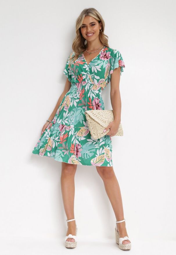 Born2be - Zielona Sukienka Mini z Kopertową Górą i Gumką w Pasie Keasia. Typ kołnierza: dekolt kopertowy. Kolor: zielony. Typ sukienki: kopertowe. Długość: mini