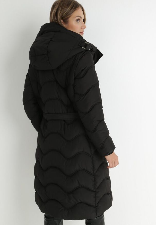 Born2be - Czarna Kurtka Pikowana z Paskiem Jalogi. Okazja: na co dzień. Typ kołnierza: komin. Kolor: czarny. Materiał: materiał, wełna. Długość rękawa: długi rękaw. Długość: długie. Sezon: zima. Styl: casual