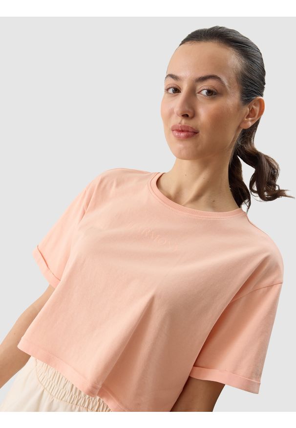 4f - 4F T-shirt crop top z nadrukiem damski - koralowy L. Okazja: na co dzień. Kolor: różowy. Materiał: dzianina, jersey, bawełna. Długość rękawa: krótki rękaw. Wzór: nadruk. Sezon: lato. Styl: casual, sportowy