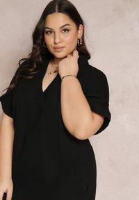 Renee - Czarna Bawełniana Sukienka Mini o Pudełkowym Fasonie z Kołnierzykiem Elealla. Kolekcja: plus size. Kolor: czarny. Materiał: bawełna. Długość rękawa: krótki rękaw. Typ sukienki: dla puszystych. Długość: mini #3