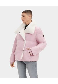 Ugg - UGG - Różowa kurtka Patricia. Kolor: fioletowy, różowy, wielokolorowy. Materiał: materiał