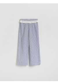 Reserved - Spodnie w paski - niebieski. Kolor: niebieski. Materiał: bawełna, tkanina. Wzór: paski #1