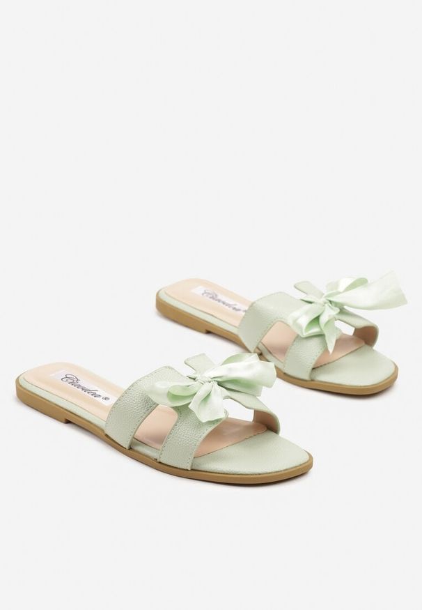 Born2be - Jasnozielone Klapki z Wycięciami i Kokardą Tellivia. Kolor: zielony. Styl: klasyczny, elegancki