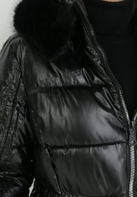 Born2be - Czarna Kurtka Pikowana z Futrzanym Kapturem Ficy. Kolor: czarny. Materiał: futro. Długość: długie. Wzór: aplikacja #6