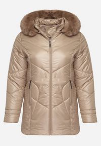 Born2be - Brązowa Kurtka z Pikowanymi Przeszyciami i Kapturem z Futerkiem Vevea. Okazja: na spotkanie biznesowe, do pracy, na co dzień, na spacer. Kolekcja: plus size. Kolor: brązowy. Materiał: futro. Styl: biznesowy, casual, elegancki #6